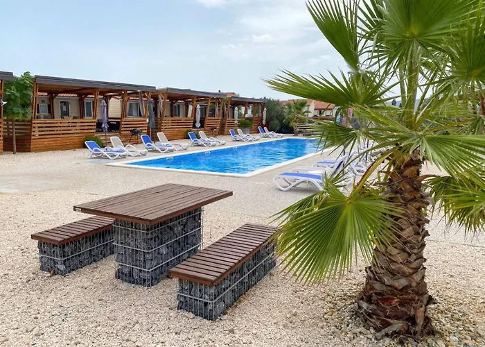 Mobilheim 6 Personen Pool Am * Турань